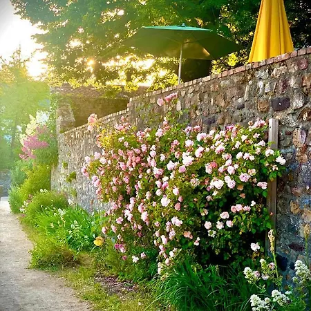 Le Petit Lore Апартаменты Sainte-Suzanne (Mayenne)